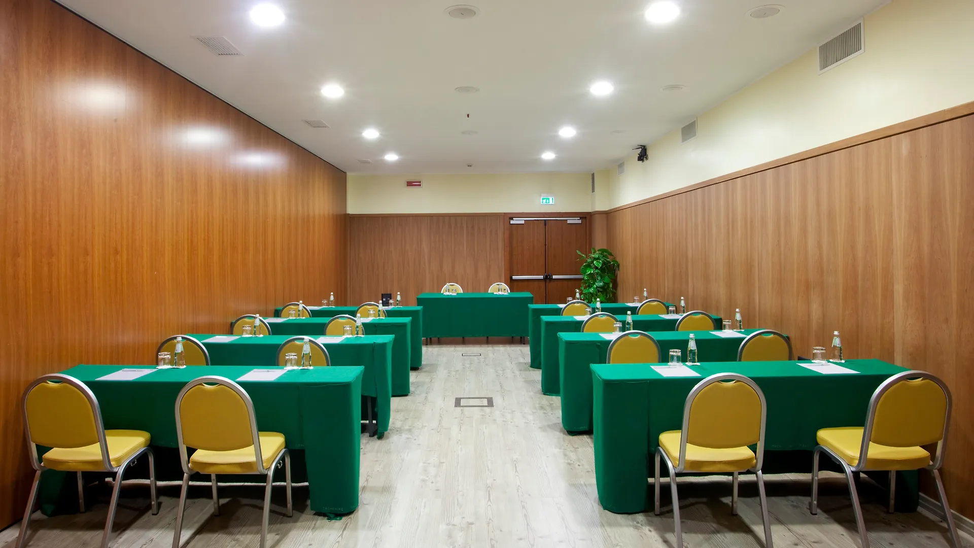 Holiday Inn Cagliari By Ihg 4*,  Italien