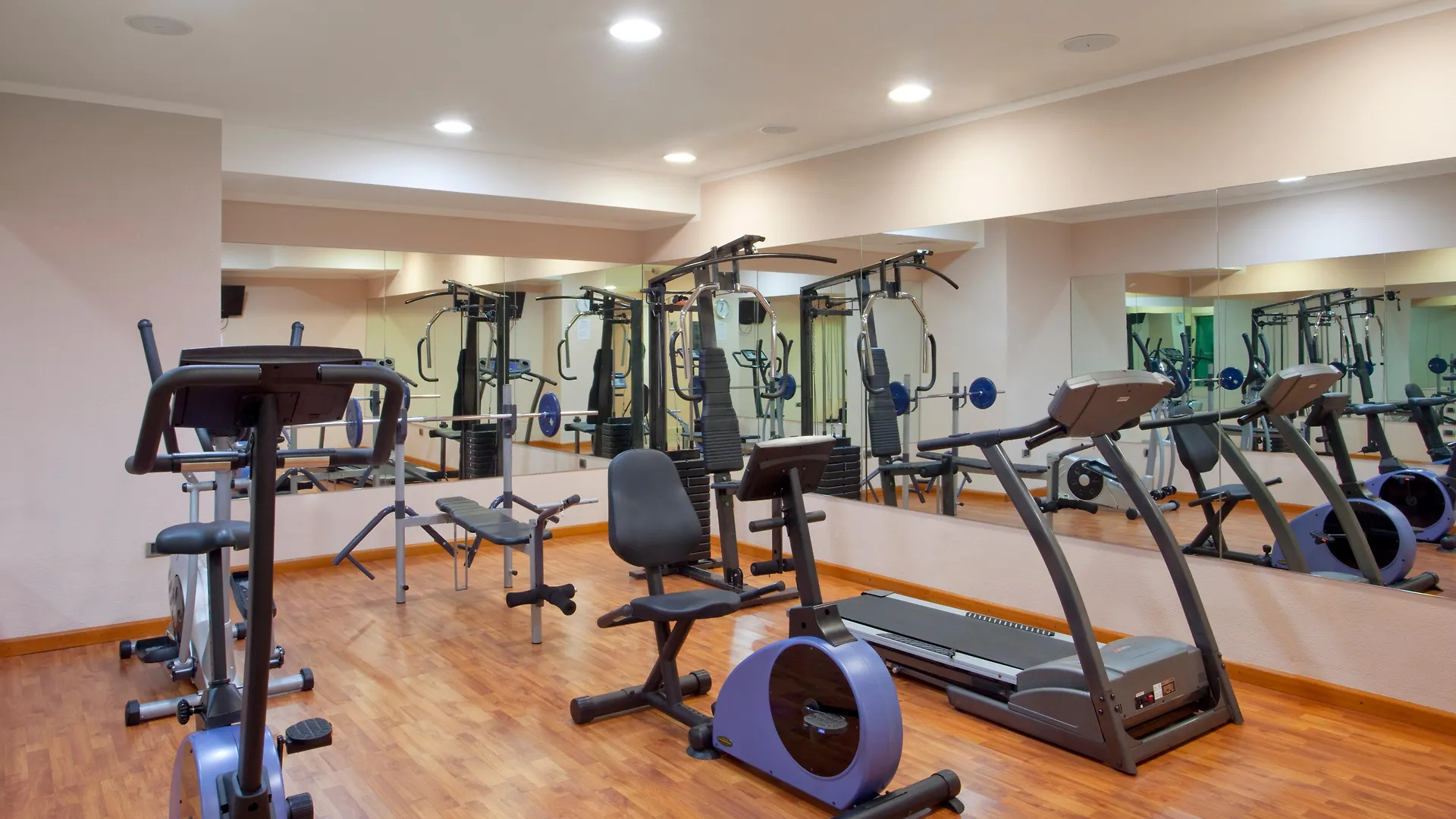 Holiday Inn Cagliari By Ihg 4*,  Italien